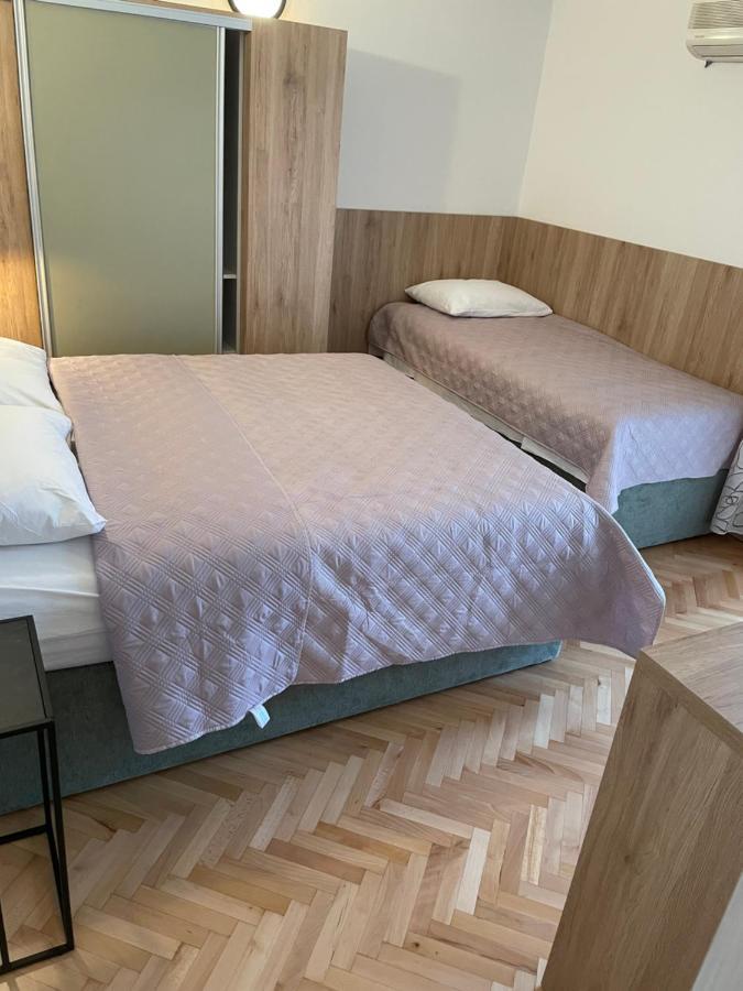 Diana Rooms And Apartments Starigrad Paklenica Eksteriør billede