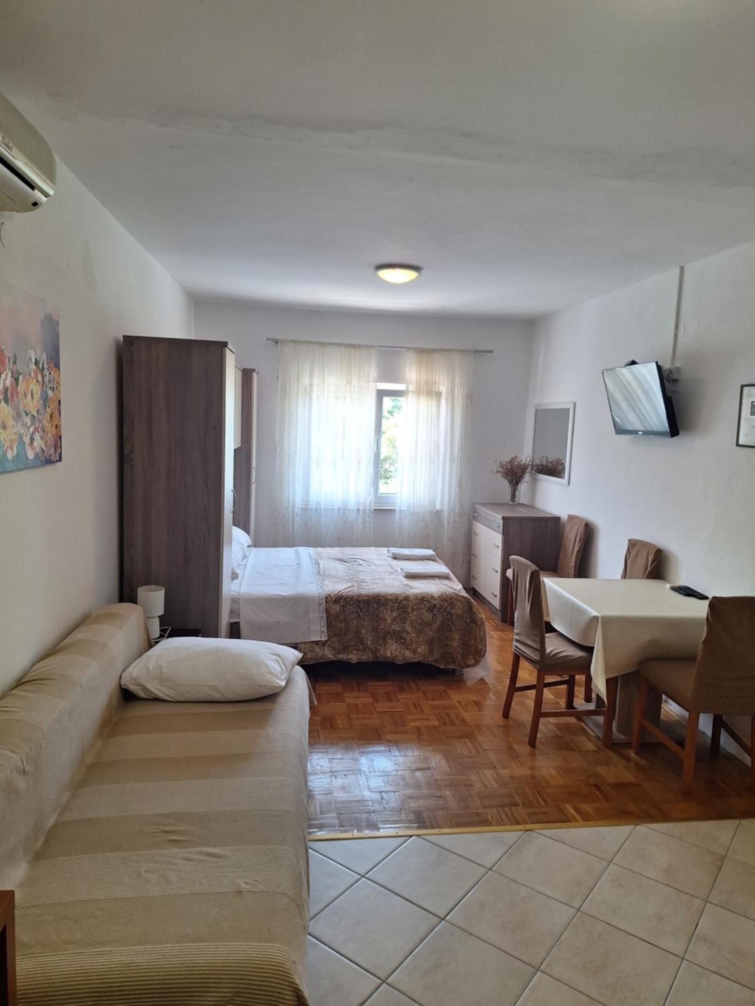 Diana Rooms And Apartments Starigrad Paklenica Eksteriør billede