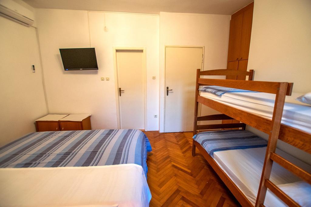 Diana Rooms And Apartments Starigrad Paklenica Eksteriør billede