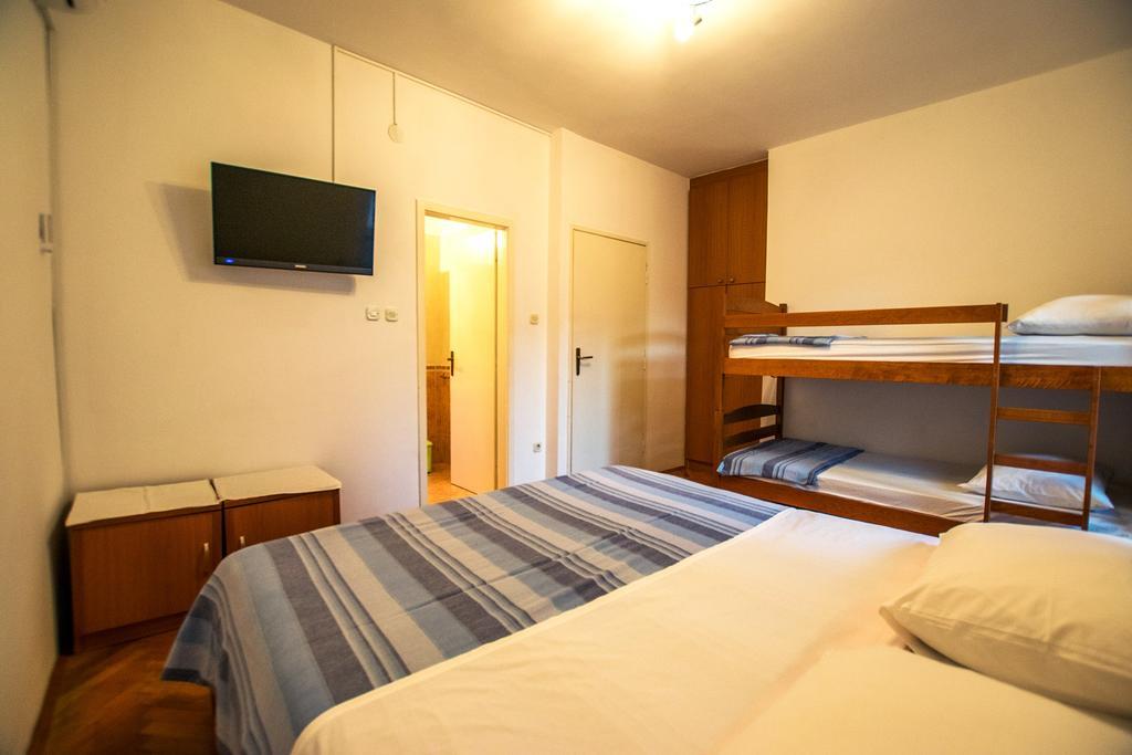 Diana Rooms And Apartments Starigrad Paklenica Eksteriør billede